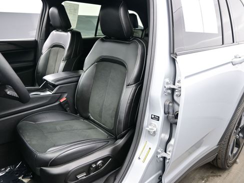 Used 2024 Jeep Grand Cherokee Altitude image 12