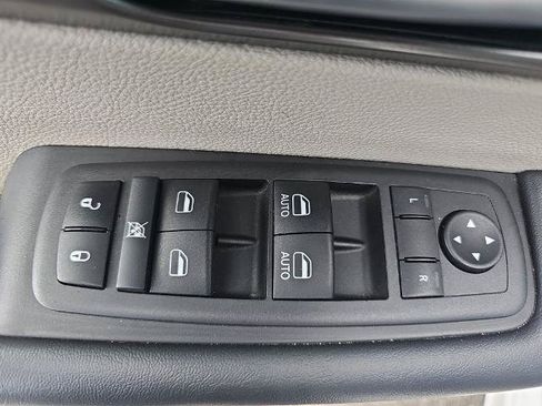 Used 2024 Chrysler Pacifica Touring-L FWD image 26