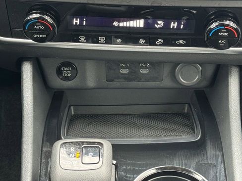 Used 2025 Nissan Rogue SV image 40