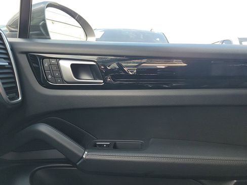 Used 2022 Porsche Cayenne image 36