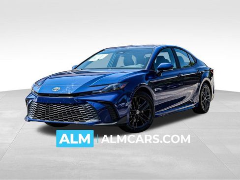 Used 2025 Toyota Camry SE image 1