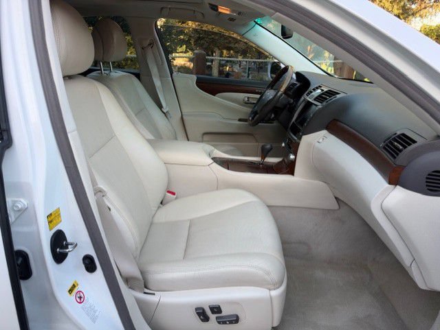 Used 2010 Lexus LS 460 w/ Comfort Pkg RWD image 4