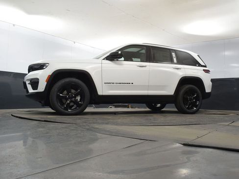 Used 2025 Jeep Grand Cherokee Limited w/ Luxury Tech Group II image 53