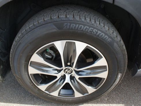 Used 2022 Toyota Highlander XLE AWD/4WD image 28