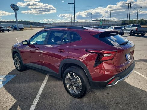 Used 2025 Chevrolet Trax LT w/ LT Convenience Package image 5