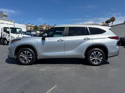 Used 2023 Toyota Highlander XLE AWD/4WD image 7
