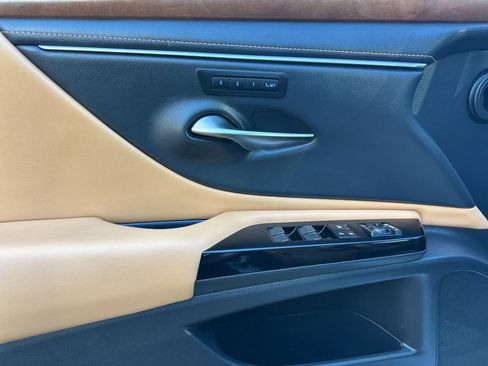 Used 2025 Lexus ES 300h w/ Premium Package image 11