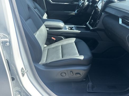 Used 2026 GMC Acadia Elevation w/ Elevation Premium Package FWD image 13