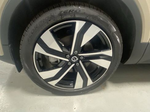 Certified 2025 Volvo XC40 B5 Ultra image 5