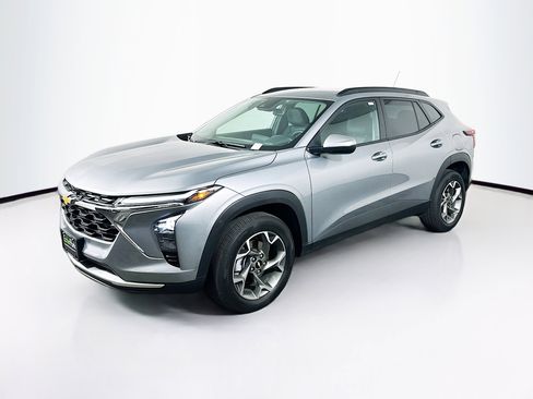 Used 2025 Chevrolet Trax LT w/ LT Convenience Package image 3