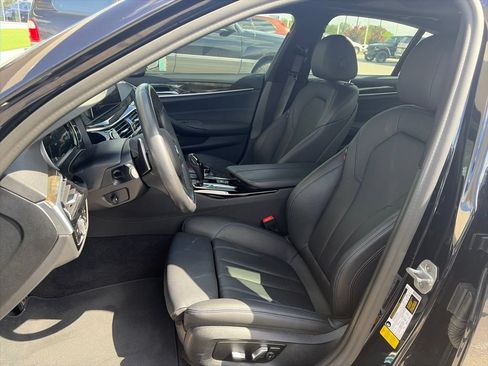 Used 2019 BMW 530i w/ M Sport Package RWD image 2