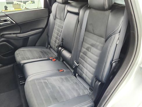 Used 2024 Mitsubishi Outlander FWD image 32