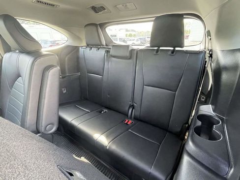 Used 2024 Toyota Highlander XLE FWD image 13