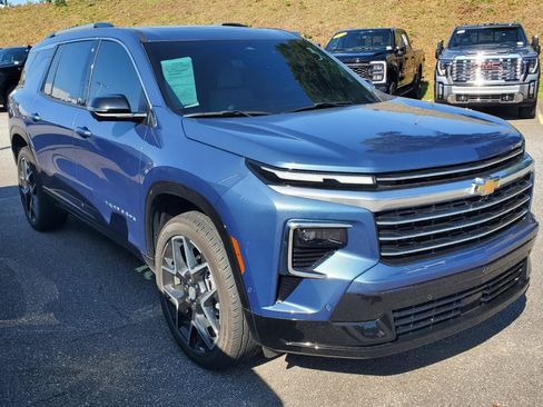 Used 2026 Chevrolet Traverse High Country FWD image 2