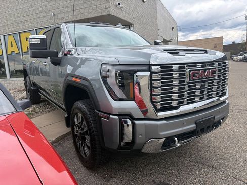 Used 2024 GMC Sierra 2500 Denali w/ Denali Reserve Package AWD/4WD image 2