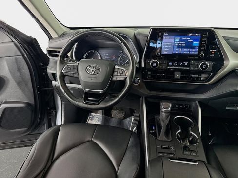 Used 2020 Toyota Highlander XLE AWD/4WD image 23
