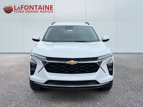 Used 2025 Chevrolet Trax LT image 2