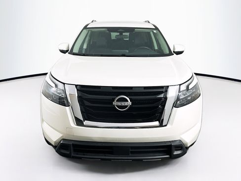 Used 2024 Nissan Pathfinder SV image 2