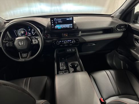 Used 2025 Honda Pilot TrailSport image 4