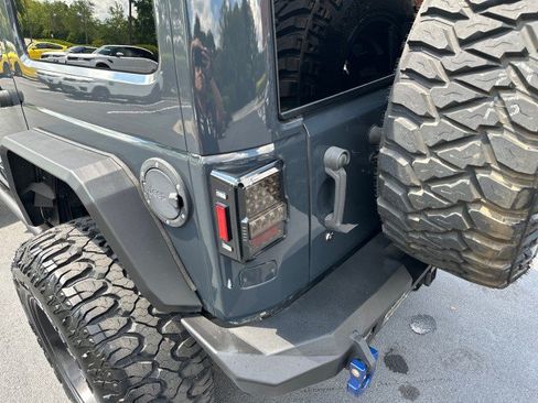 Used 2018 Jeep Wrangler Unlimited Sahara AWD/4WD image 39