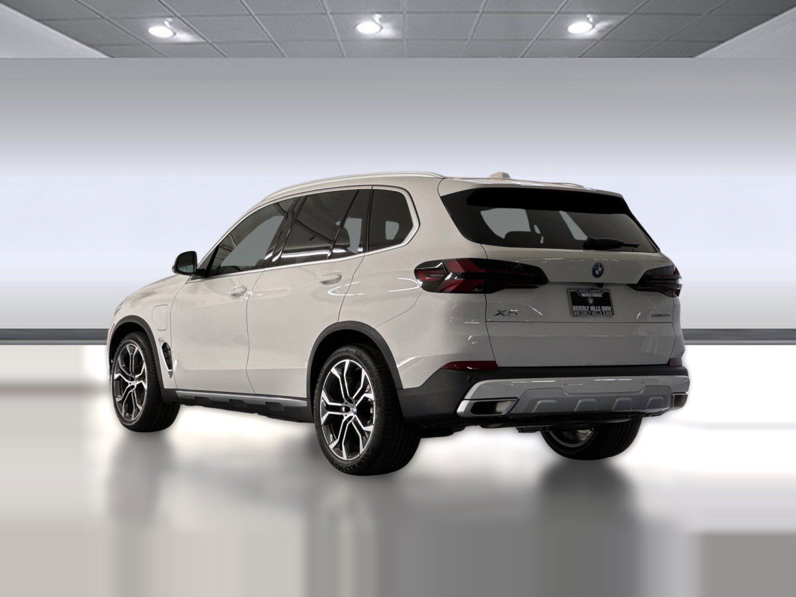 Used 2026 BMW X5 xDrive50e w/ Climate Comfort Package AWD/4WD image 3
