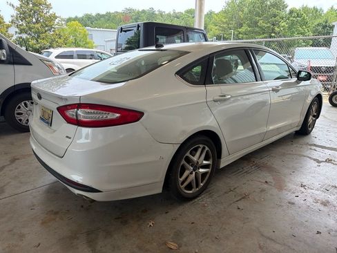Used 2014 Ford Fusion SE FWD image 3