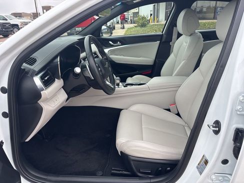Used 2025 Genesis G70 2.5T image 12