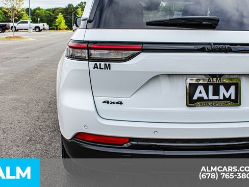 Used 2025 Jeep Grand Cherokee Altitude AWD/4WD image 12