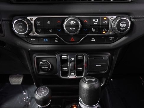 Used 2025 Jeep Wrangler Unlimited Sahara AWD/4WD image 30