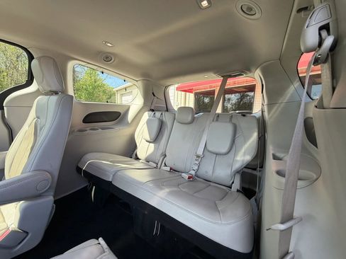 Used 2021 Chrysler Pacifica Touring-L image 33