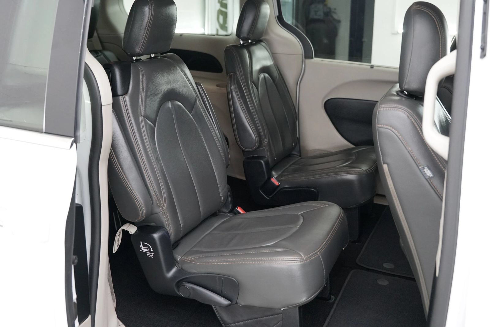 Used 2017 Chrysler Pacifica Touring Plus w/ Tire & Wheel Group FWD image 19