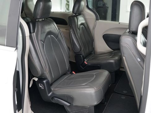 Used 2017 Chrysler Pacifica Touring Plus w/ Tire & Wheel Group FWD image 19