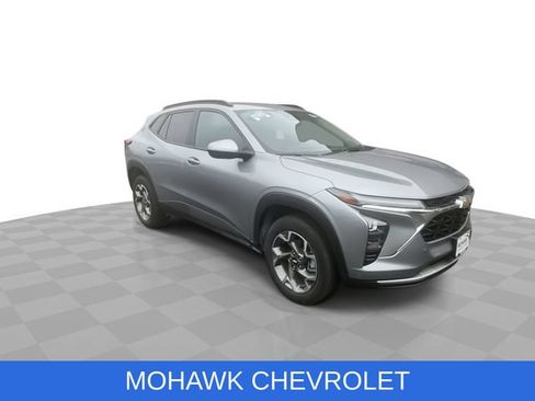 Used 2025 Chevrolet Trax LT w/ Driver Confidence Package FWD image 2