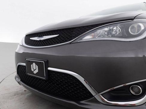 Used 2018 Chrysler Pacifica Touring-L w/ Premium Audio Group FWD image 15