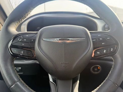 Used 2023 Chrysler Pacifica Touring FWD image 15