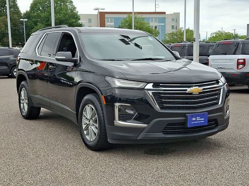Used 2023 Chevrolet Traverse LT FWD image 2