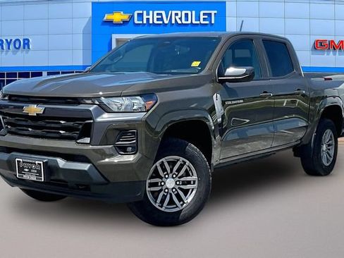 Used 2023 Chevrolet Colorado LT w/ LT Convenience Package II AWD/4WD image 3