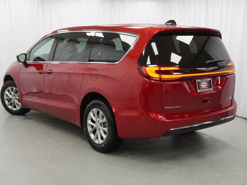 Certified 2025 Chrysler Pacifica Select image 15