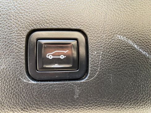 Certified 2020 Chevrolet Traverse LT w/ Driver Confidence II Package image 18