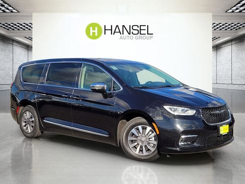 Used 2023 Chrysler Pacifica Limited FWD image 1