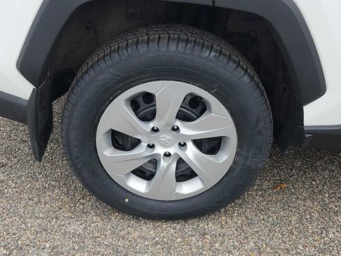 Used 2019 Toyota RAV4 LE w/ Carpet Mat Package AWD/4WD image 9