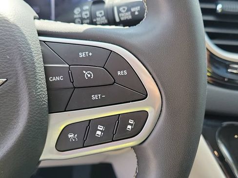 Used 2023 Chrysler Pacifica Touring-L FWD image 13