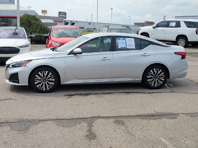 Used 2024 Nissan Altima 2.5 SV FWD image 2