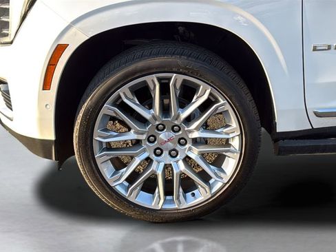 Used 2025 GMC Yukon XL Denali w/ Denali Reserve Package image 9