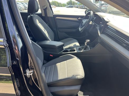 Used 2025 Volkswagen Jetta SE FWD image 27