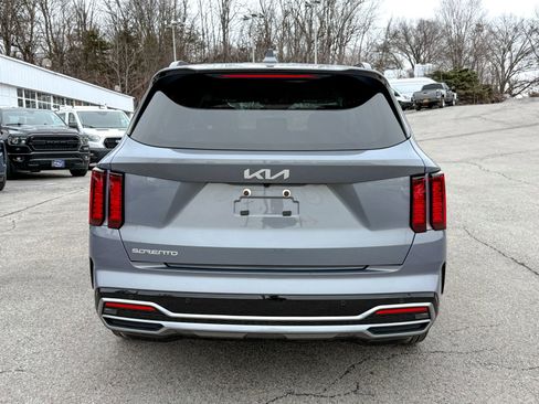 Used 2023 Kia Sorento S image 5