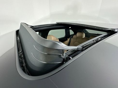 Used 2025 Porsche Macan image 14