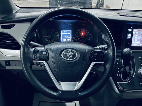 Used 2017 Toyota Sienna LE FWD image 21