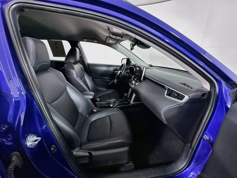 Used 2025 Toyota Corolla Cross XLE FWD image 32