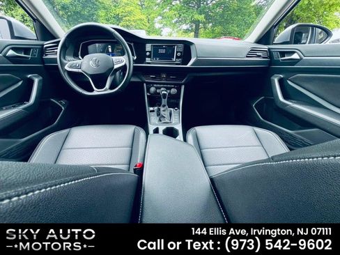 Used 2024 Volkswagen Jetta SE FWD image 7
